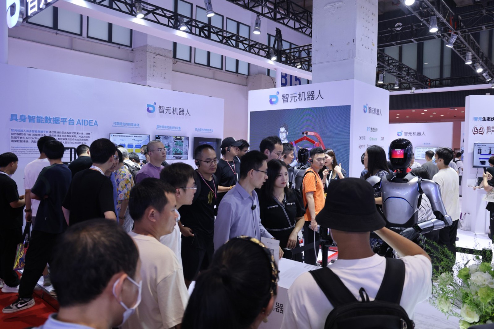 华体会机器人亮相世界机器人大会WRC